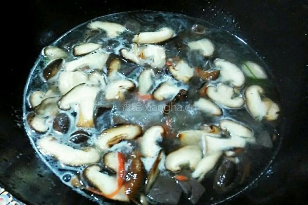 香菇鸭血靓汤的做法图解10