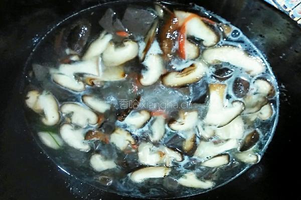 香菇鸭血靓汤的做法图解13