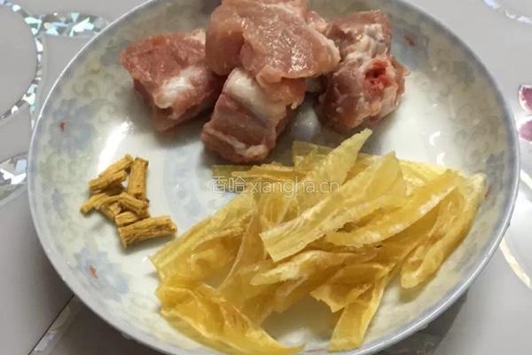 花胶炖排骨和党参的做法图解2