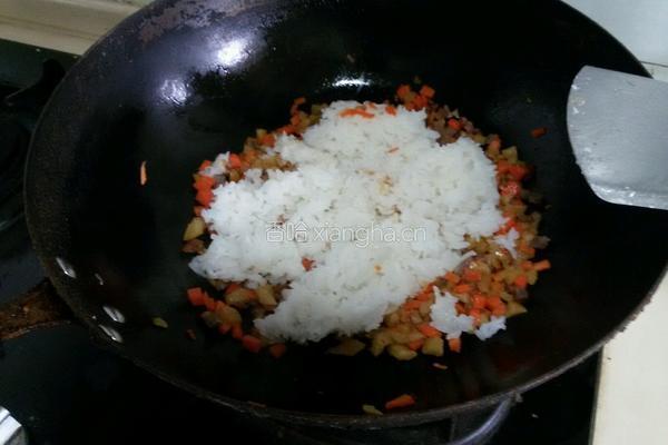 萝卜干香肠炒饭的做法图解7