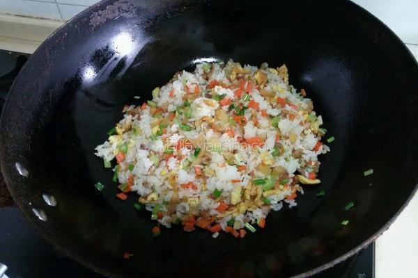 萝卜干香肠炒饭的做法图解9