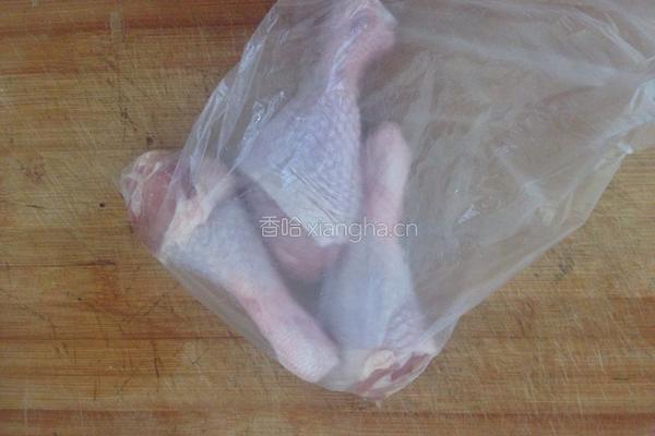 蒜香黑椒烤鸡腿的做法图解1