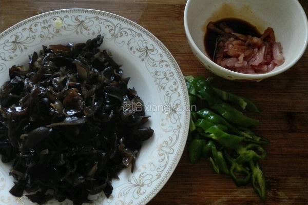 木耳炒肉的做法图解1
