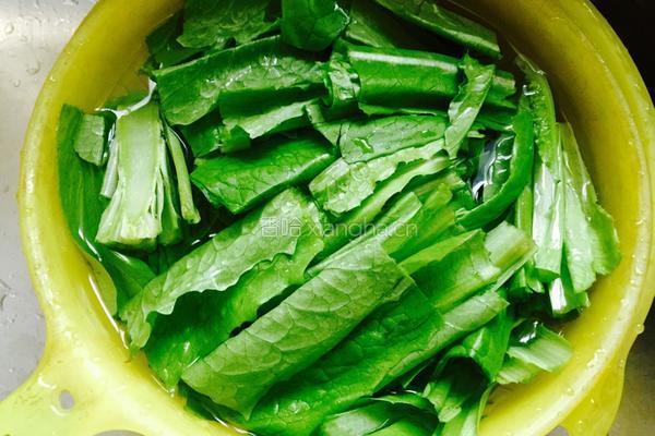 豆豉鲮鱼油麦菜的做法图解2