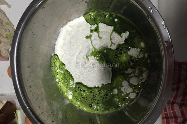 菠菜汁鸡蛋饼的做法图解3