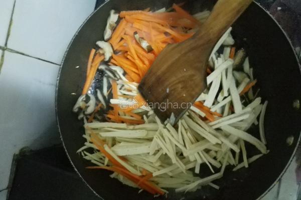 冬笋香菇胡萝卜香干丝小炒的做法图解4