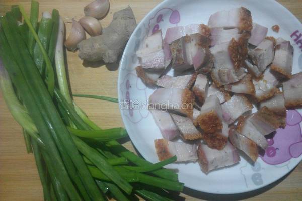 香葱炒脆皮烧肉的做法图解1