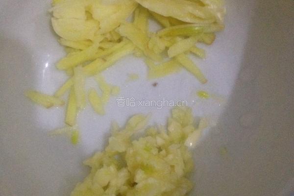 草菇炒瘦肉的做法图解3