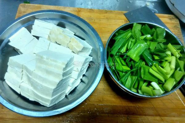 蒜苗炒豆腐的做法图解1