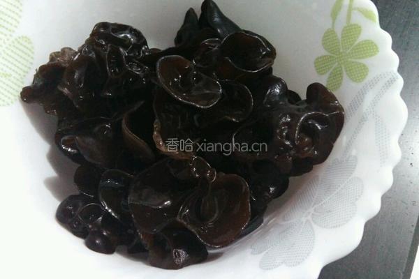 白菜炒木耳的做法图解2