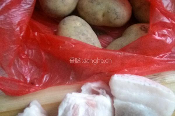 土豆烧肉的做法图解1