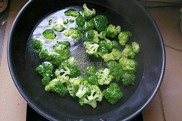 彩椒肉沫炒西兰花的做法图解3