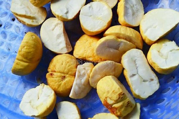 板栗干菇炒鸡腿的做法图解2