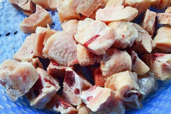 板栗干菇炒鸡腿的做法图解3