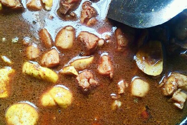 板栗干菇炒鸡腿的做法图解6