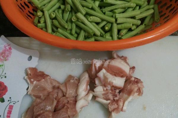 豆角蒸面的做法图解1