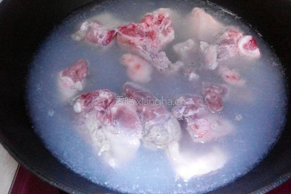脊骨玉米汤的做法图解1