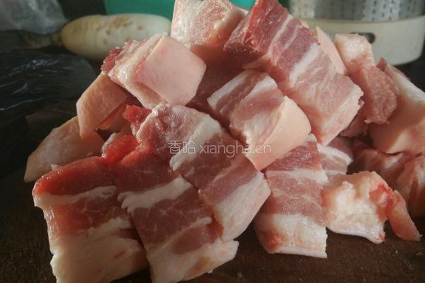 萝卜红烧肉的做法图解1