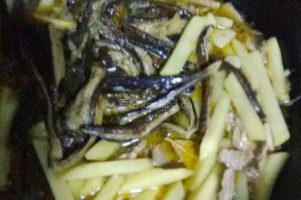茄子干土豆条炒牛肉的做法图解9