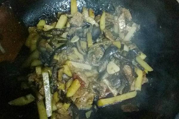 茄子干土豆条炒牛肉的做法图解11