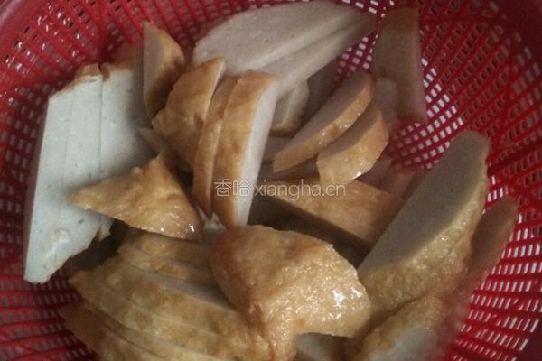 芹菜炒鱼丸的做法图解1