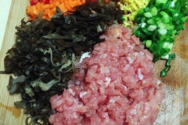萝卜猪肉卷的做法图解1
