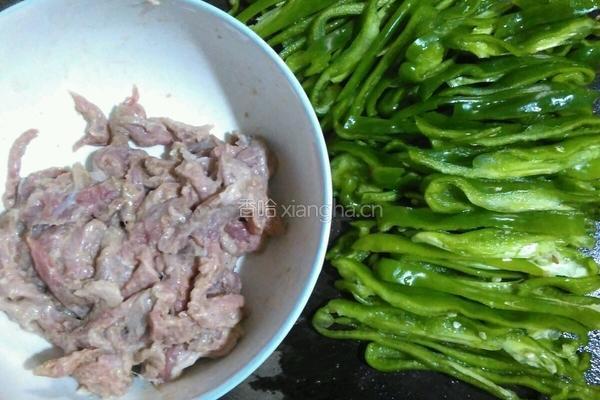 青椒炒肉的做法图解1