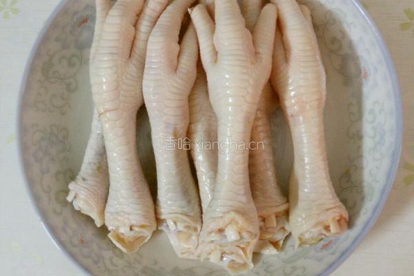 黑豆眉豆鸡脚汤的做法图解1