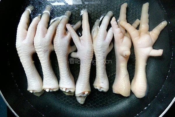 黑豆眉豆鸡脚汤的做法图解2