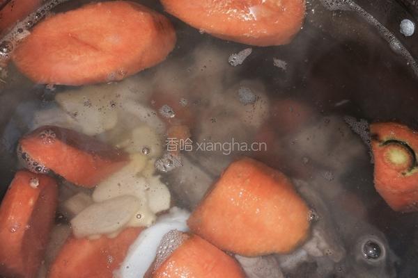 竹蔗胡萝卜莲藕猪扇骨汤的做法图解4