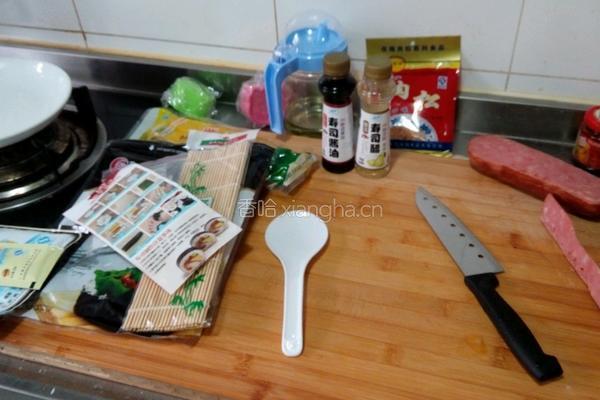 番茄鱼子紫米寿司的做法图解1