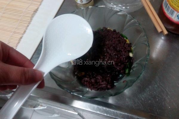番茄鱼子紫米寿司的做法图解3