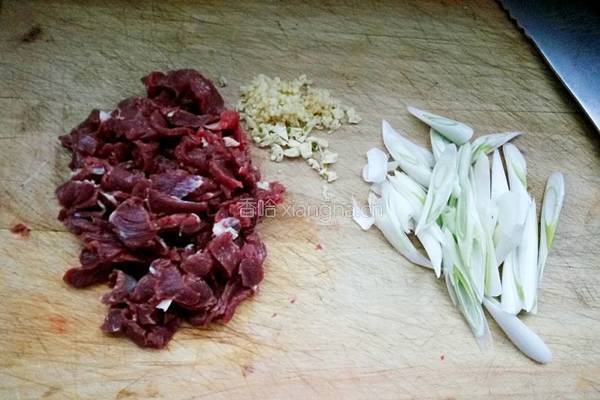 大葱爆羊肉的做法图解1