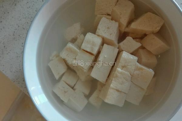 白菜木耳冻豆腐的做法图解1