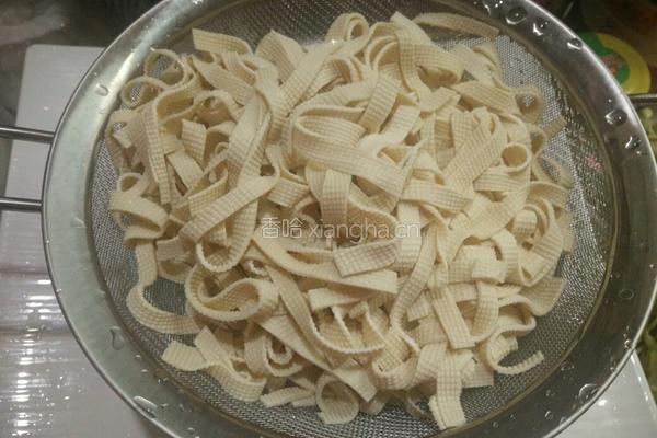 青椒豆腐皮的做法图解5