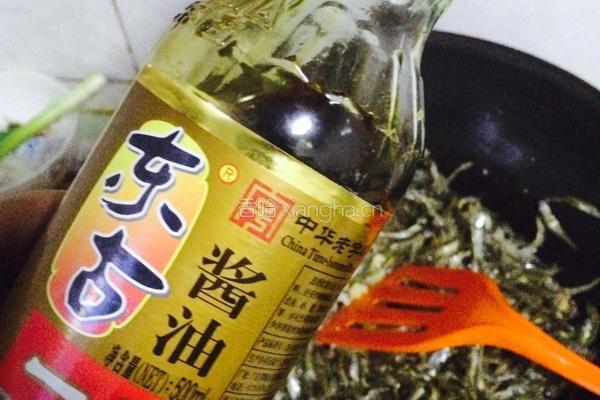 炒小鱼干的做法图解3