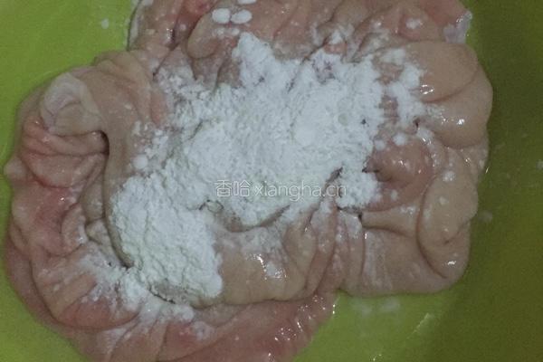 酸菜炒大肠的做法图解1