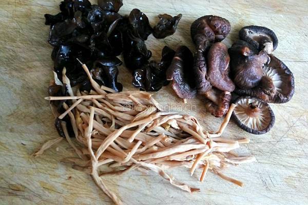椴木菌菇卤的做法图解2