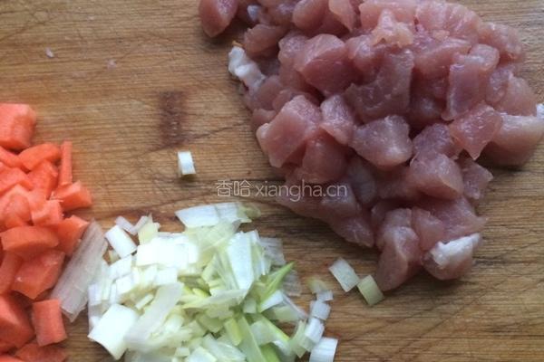 豌豆胡萝卜肉丁的做法图解1