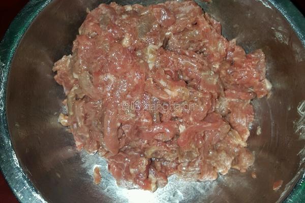 泡椒牛肉丝的做法图解1