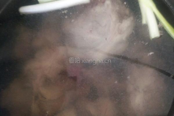 大骨头炖酸菜的做法图解2