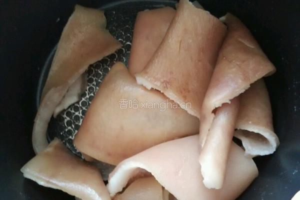 肉皮冻的做法图解1