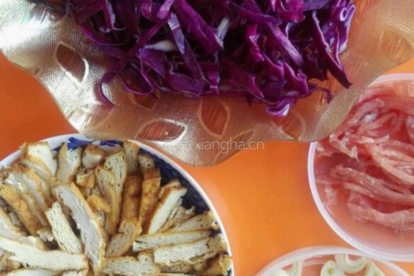 蚝油紫甘蓝炒油豆腐的做法图解1
