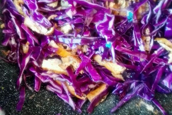 蚝油紫甘蓝炒油豆腐的做法图解3