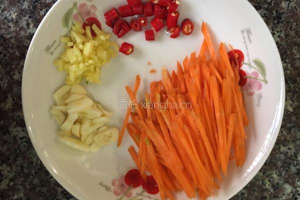 黑木耳炒鸡胸肉的做法图解1