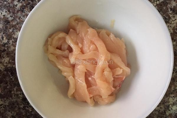 黑木耳炒鸡胸肉的做法图解3