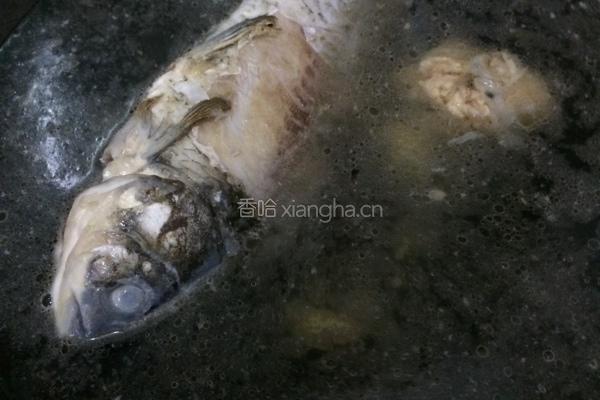 野葛菜鲫鱼汤的做法图解3