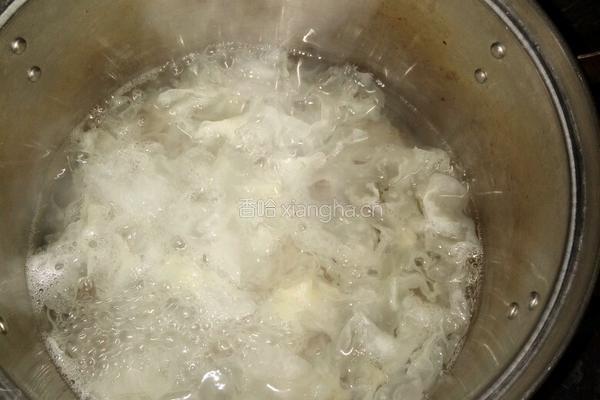 冰糖雪梨银耳羹的做法图解3