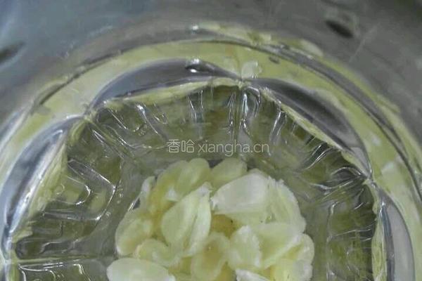 桃胶银耳汤的做法图解2