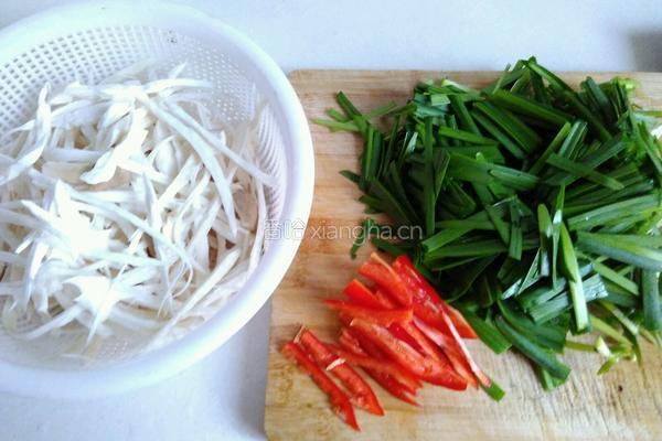 韭菜炒鸡腿菇的做法图解1